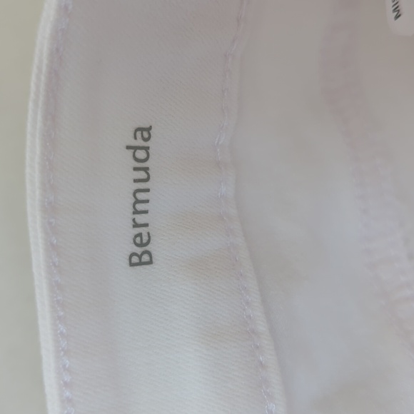 Gloria Vanderbilt Slimming Mia Belted Cuff Bermuda Shorts 8 White Pockets - Picture 12 of 16